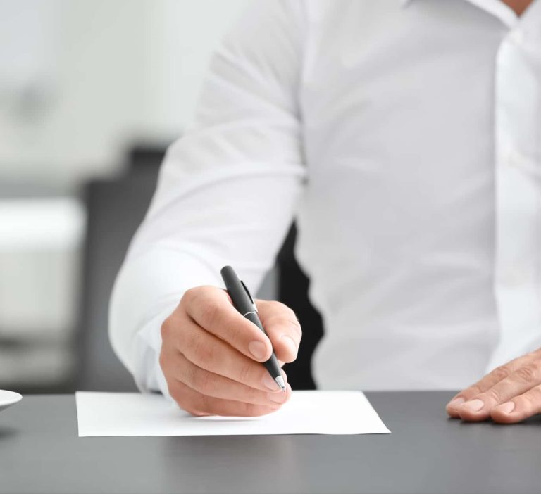 Majitel bytu podepisující výpověď z nájmu